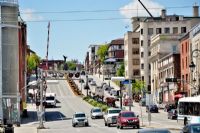 Deux visions pour Sherbrooke : la dignité humaine et la remise en état des routes au cœur de la campagne municipale